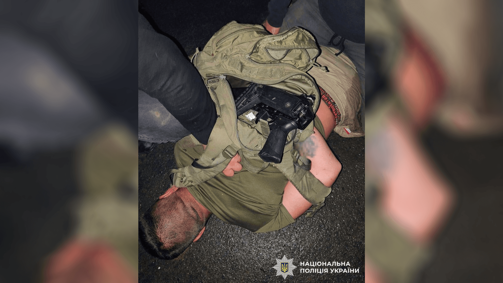 На Украине мужчина выстрелил из автомата по зданию военкомата