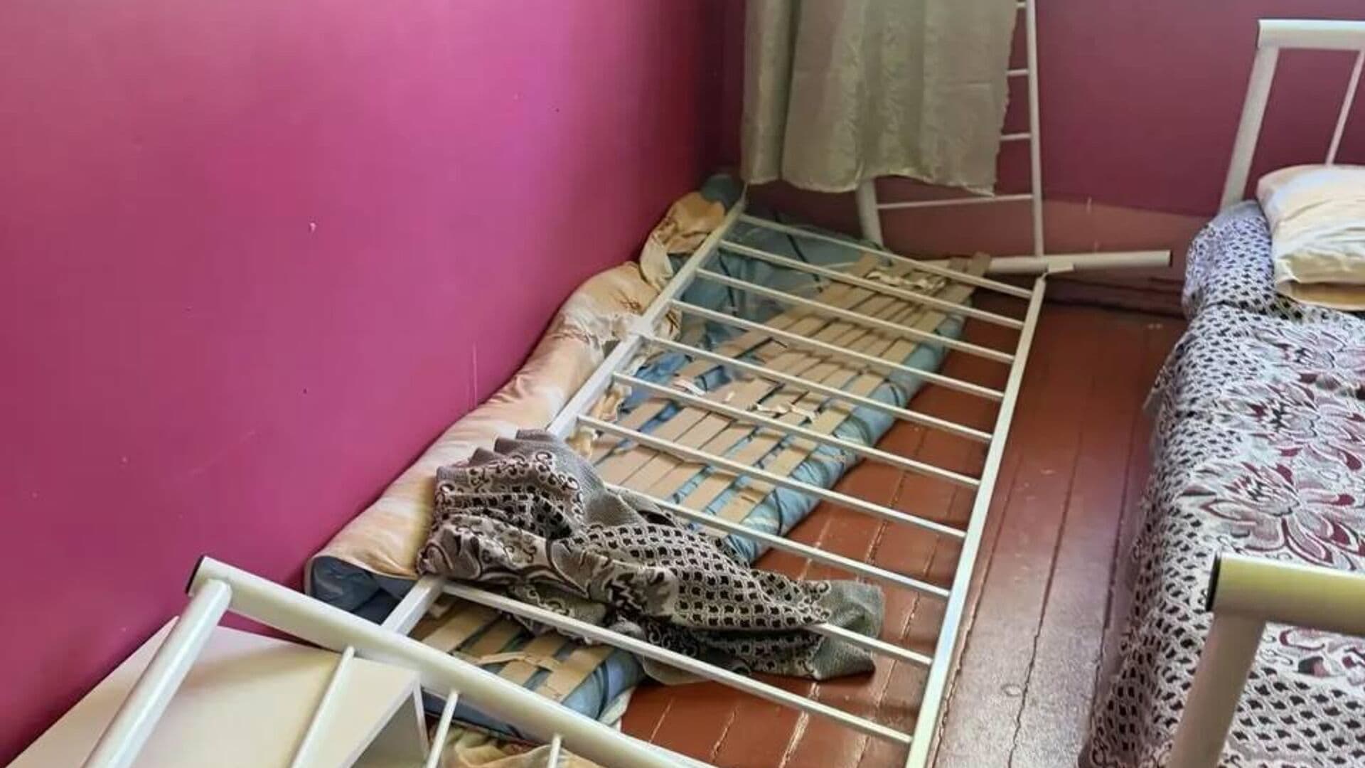 В Туве в детском лагере мужчина напал на детей и сломал мебель