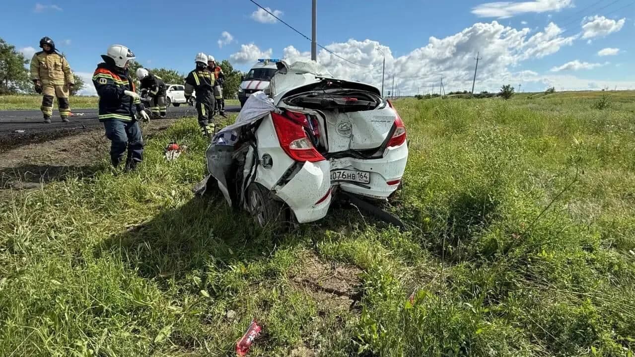В Саратове в ДТП с фурой погибли женщина и ребенок