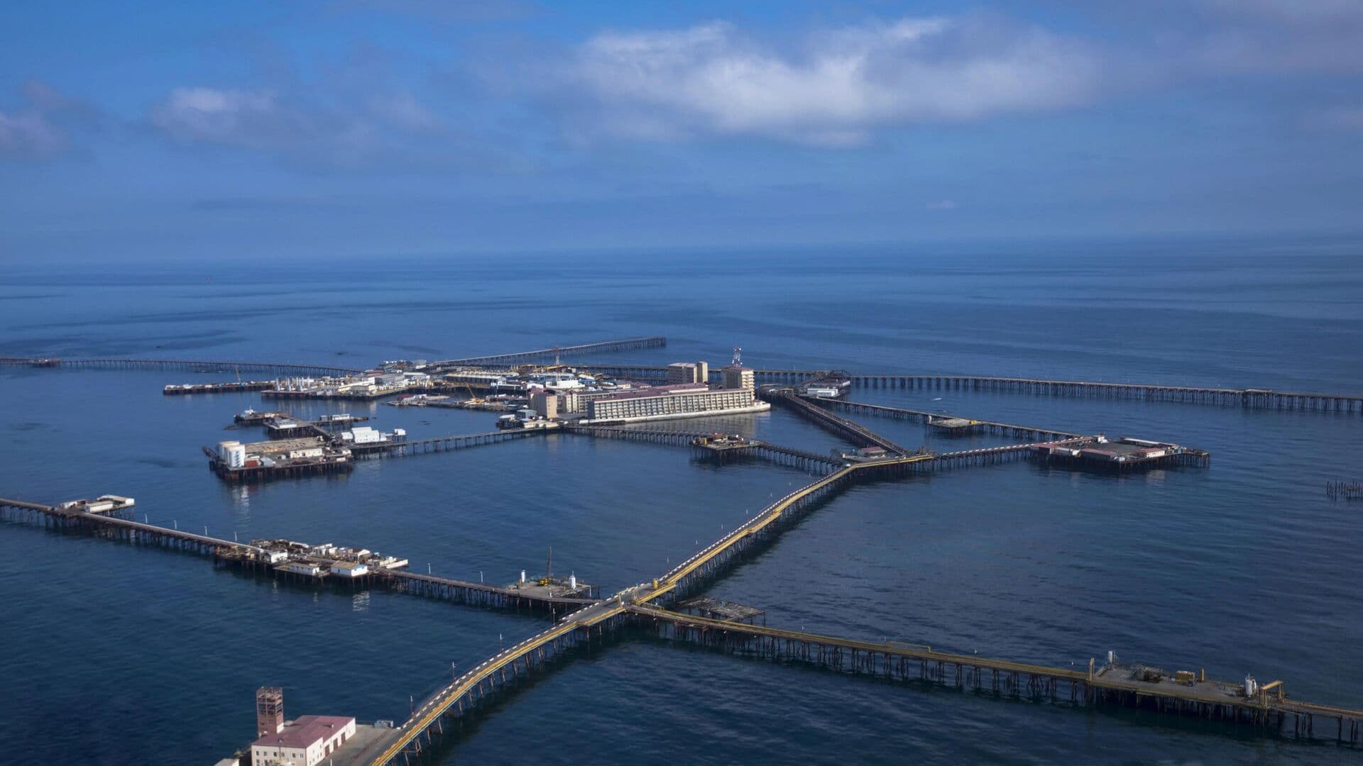 В Каспийском море произошла утечка нефти из-за повреждения трубопровода