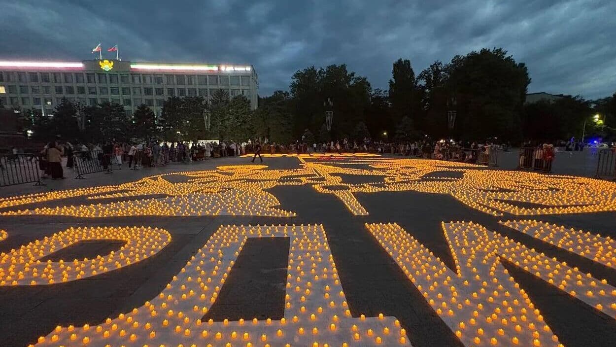 В Махачкале создали картину из 20 тысяч свечей ко Дню памяти и скорби