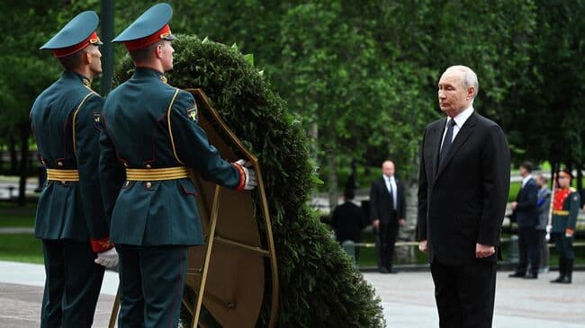 Путин почтил минутой молчания память погибших в годы ВОВ