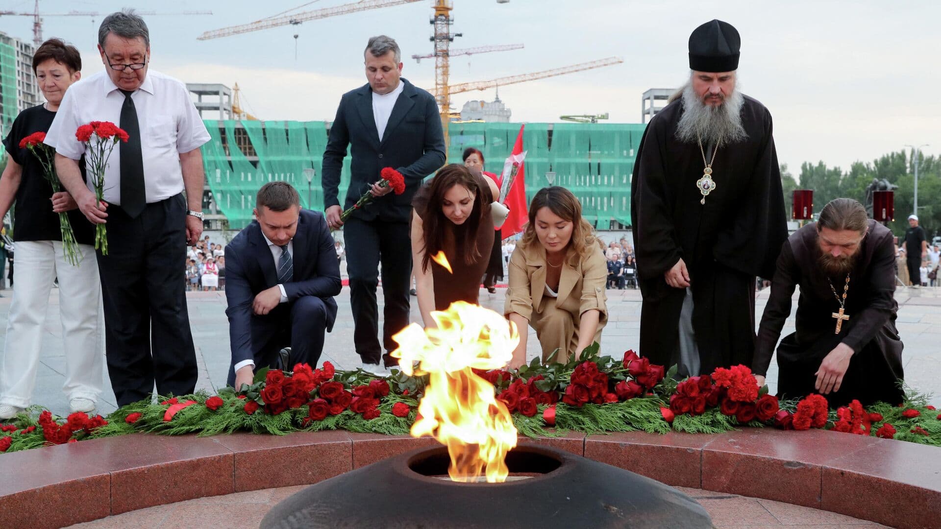 В Бишкеке возложили цветы к Вечному огню к годовщине начала ВОВ