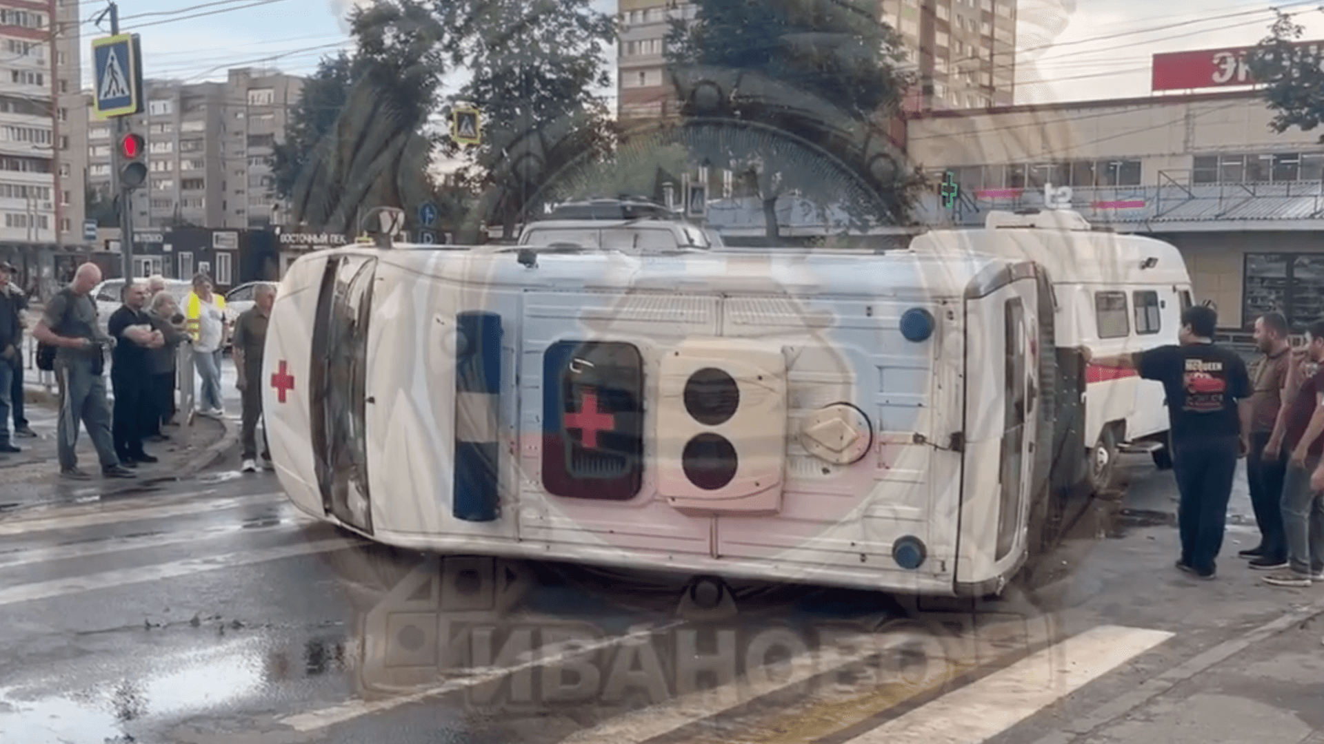В Иваново машина скорой упала на бок после ДТП