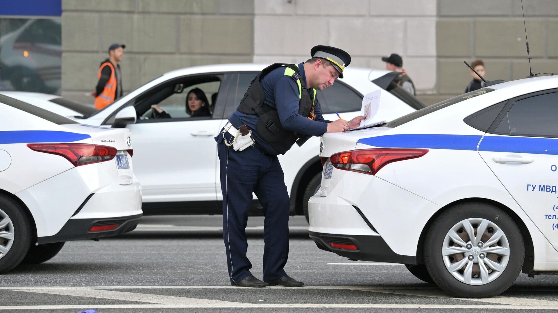 В центре Москвы легковушка въехала в стоящий автомобиль
