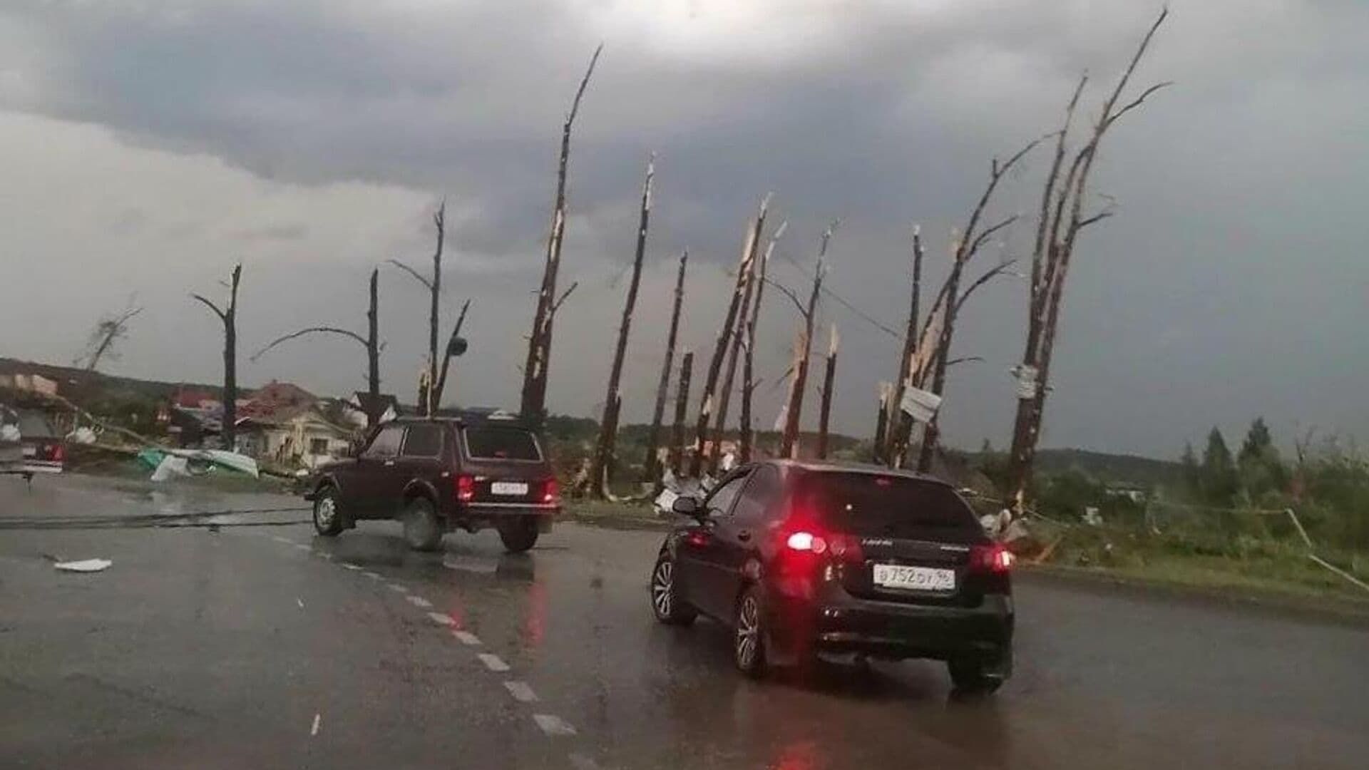 В Кушве при урагане произошли падения деревьев, опор ЛЭП и срывы кровель