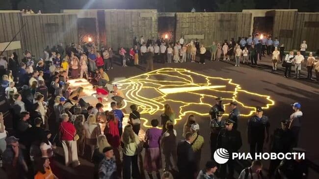В Барнауле в День памяти и скорби составили картину из свечей