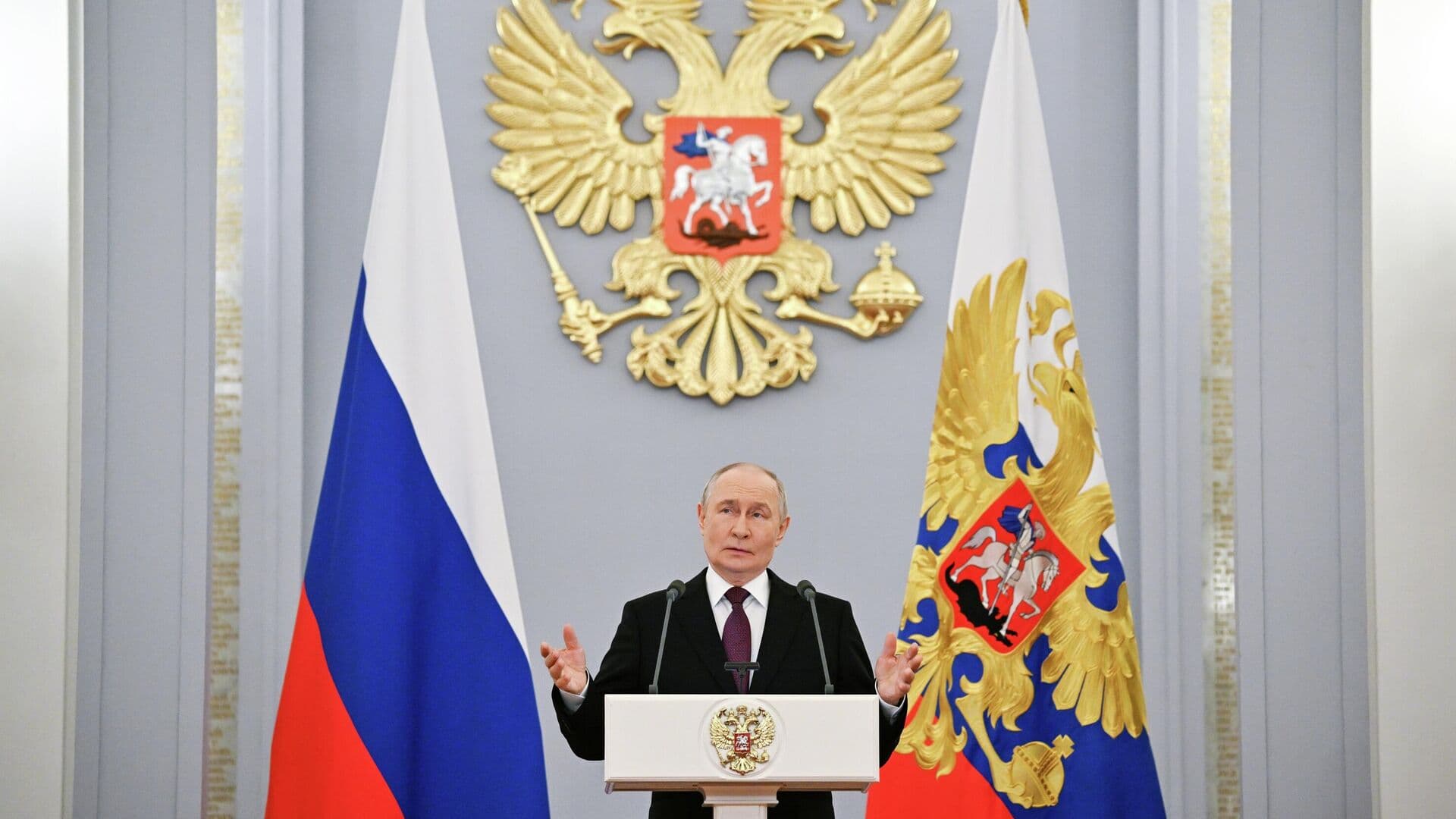 ВС России "долбят" противника на фронте каждый день, заявил Путин