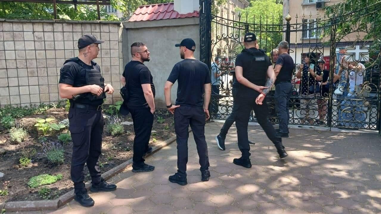 В Одессе неизвестные пытаются захватить храм канонической УПЦ