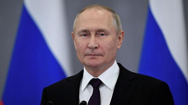 Путин вручил Президентскому полку ФСО России орден Жукова