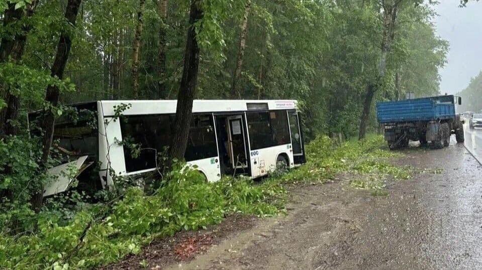 В Пермском крае в ДТП с автобусом пострадали четыре человека