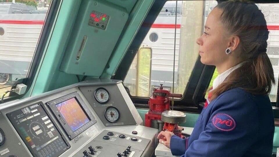 В РЖД рассказали, сколько в компании женщин-машинистов