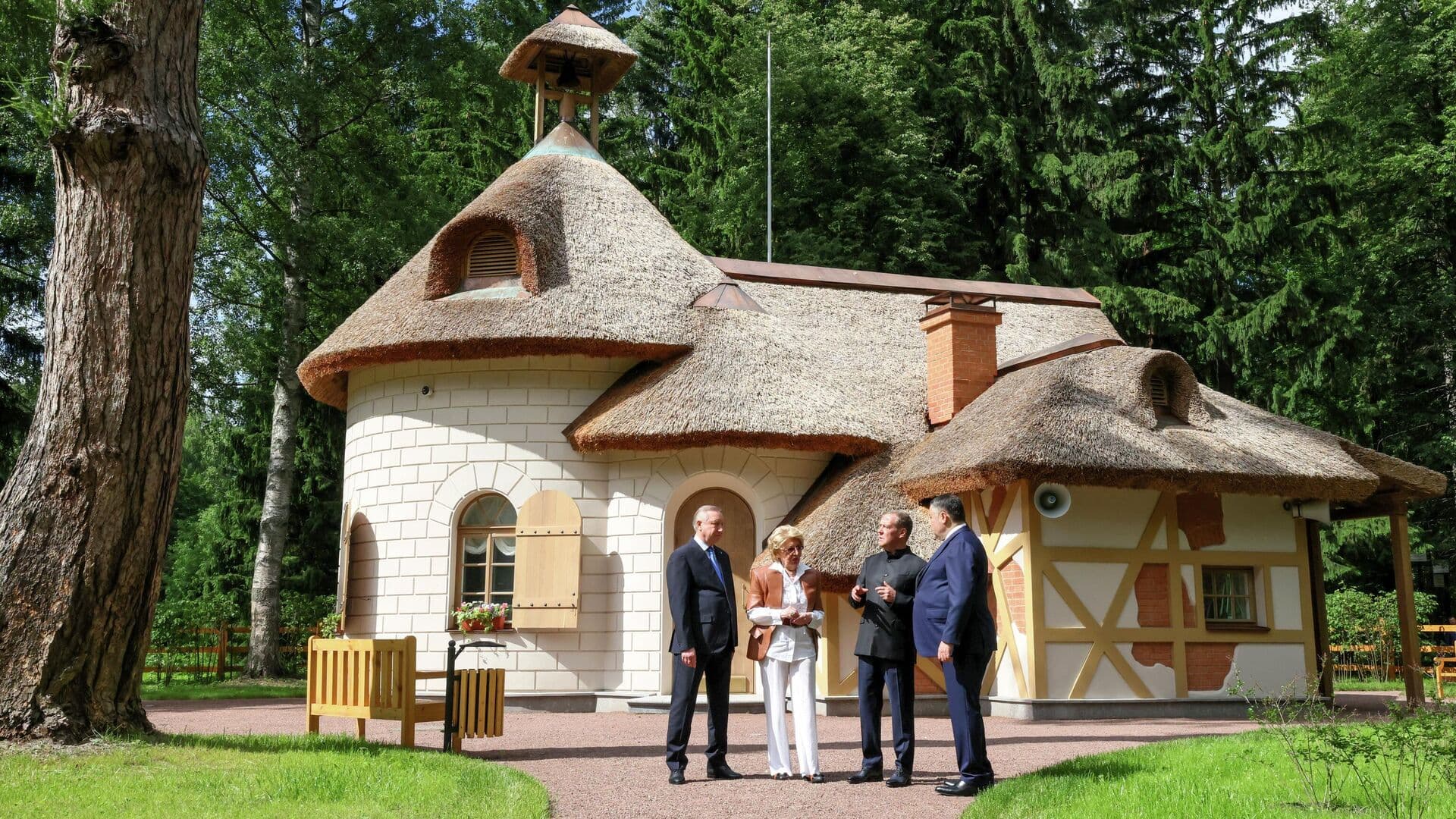 Медведев ознакомился с ходом реставрационных работ в Павловске