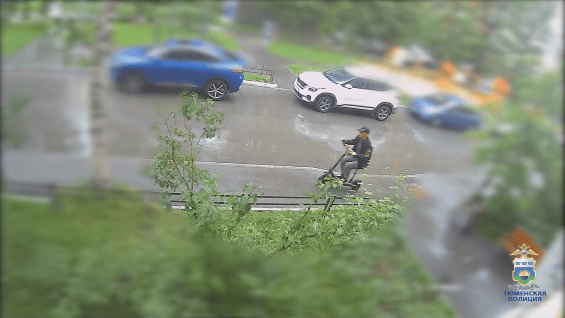 Полиция в Тюмени вернула мужчине забытый им на лавке миллион рублей