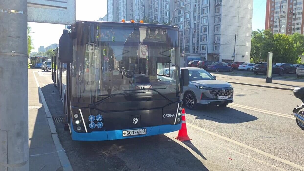 В Москве легковушка столкнулась с автобусом, есть пострадавшие