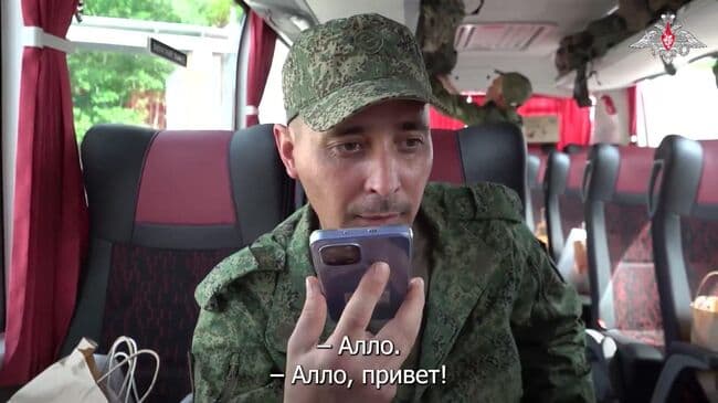 Минобороны показало кадры разговоров вернувшихся военных с родными