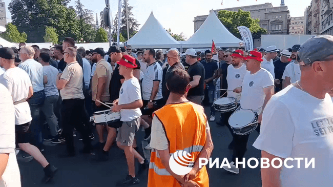 В Белграде начался митинг в поддержку Вучича