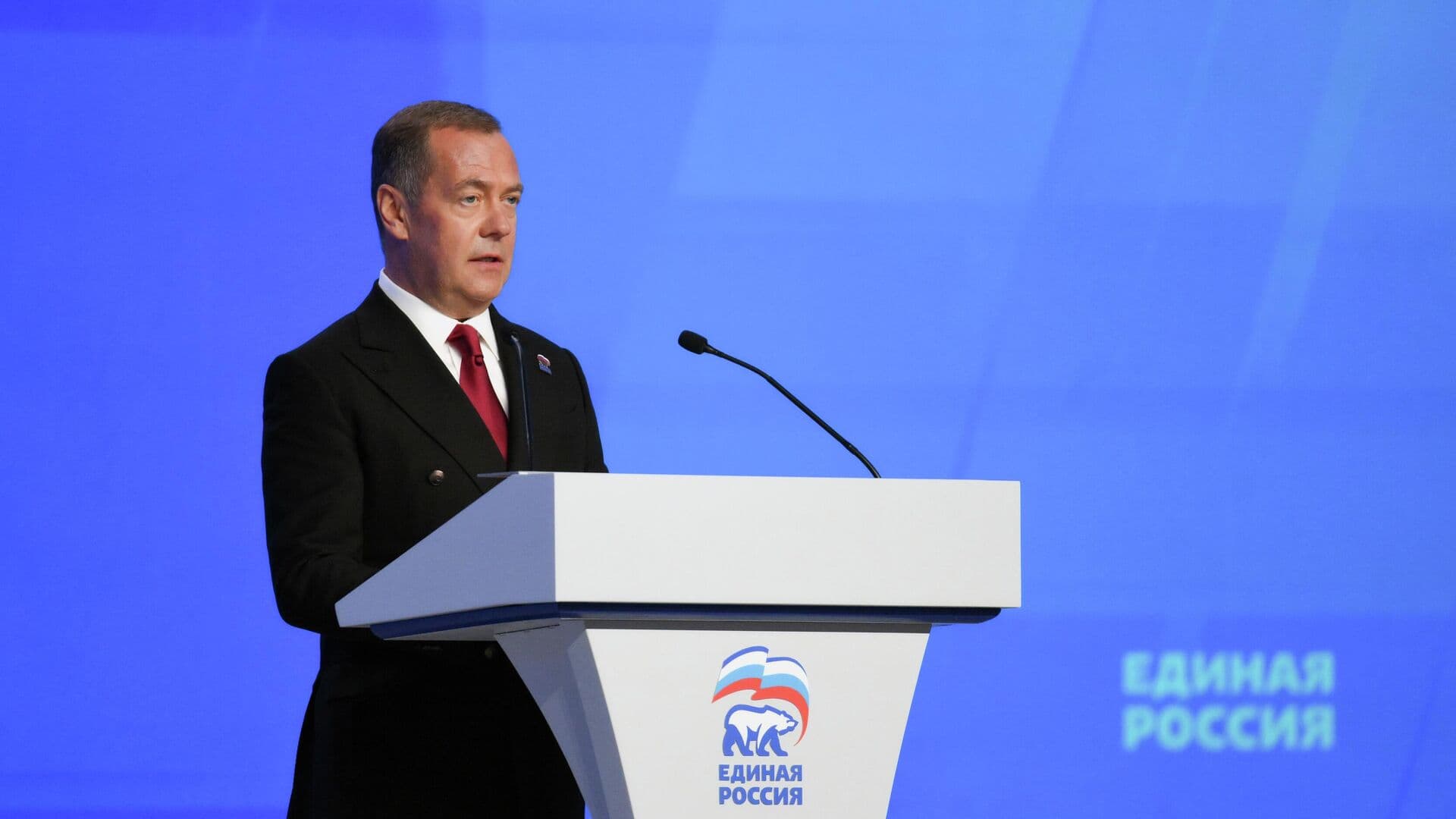 Медведев поблагодарил Путина за напутствие "Единой России"