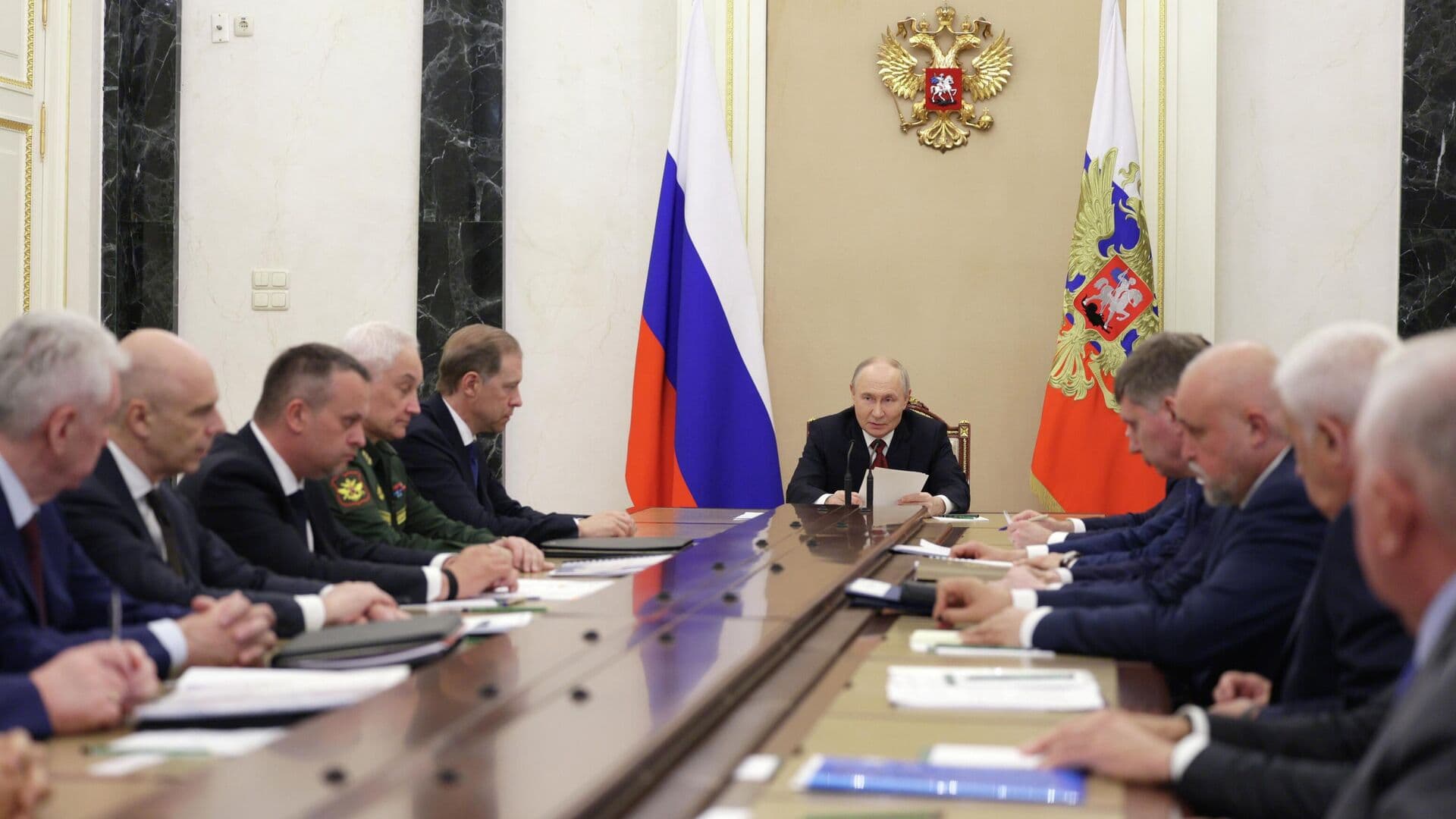 Путин поручил принять системные меры для стабилизации топливного рынка