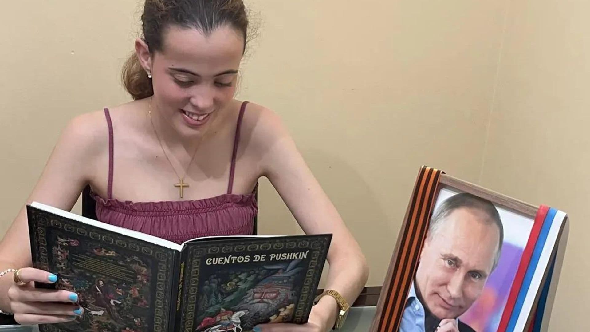Испанская школьница, написавшая Путину, показала подарок от президента