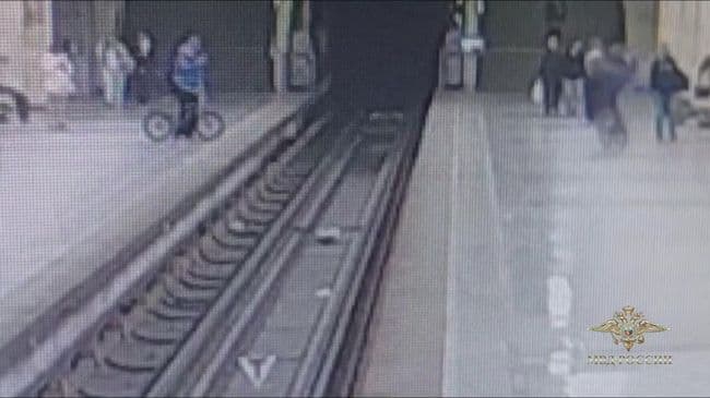 В московском метро трюкач на велосипеде перепрыгнул пути