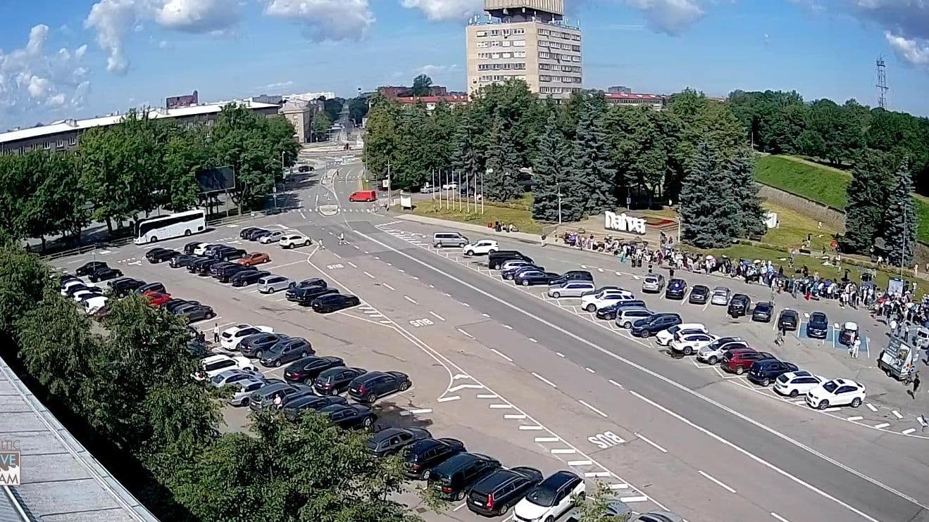 Очередь из желающих попасть в Россию со стороны эстонской Нарвы увеличилась