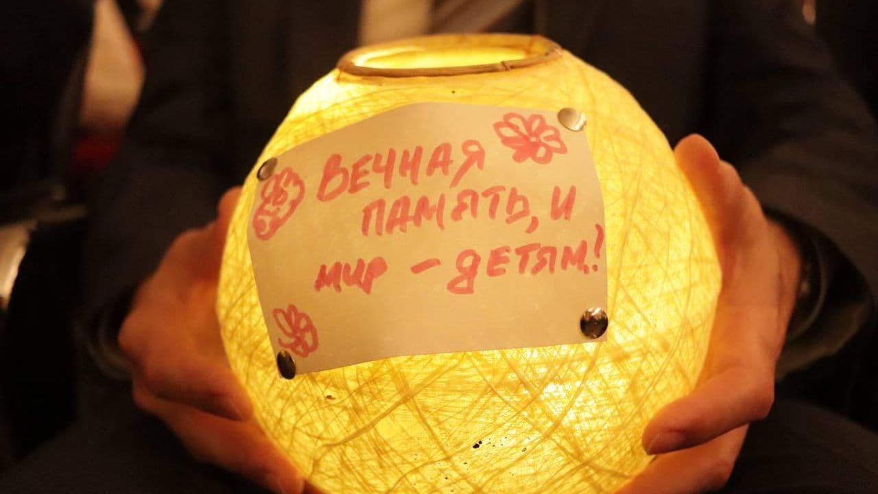 В Индонезии 100 человек почтили память жертв удара ВСУ по Старобельску