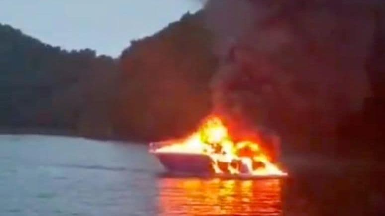 Во Владивостоке катер загорелся после взрыва в машинном отделении