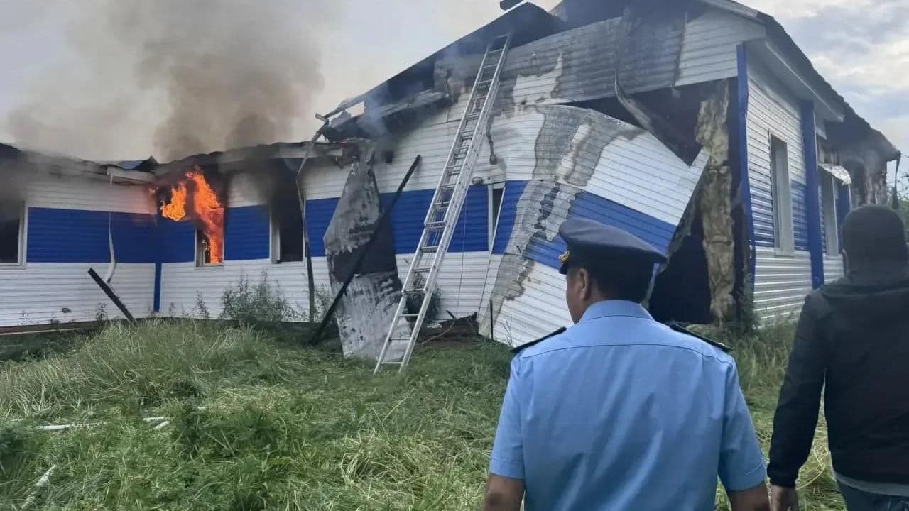 В Якутии школа сгорела, предварительно, из-за удара молнии