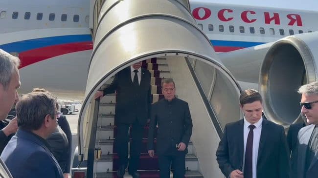 Медведев прибыл в Тегеран для участия в церемонии прощания с Хаменеи