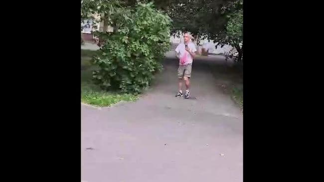 В Киеве парень забросал помидорами депутата Рады