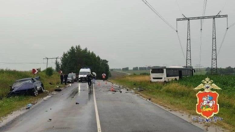 В Подмосковье ребенок погиб при столкновении иномарки с автобусом