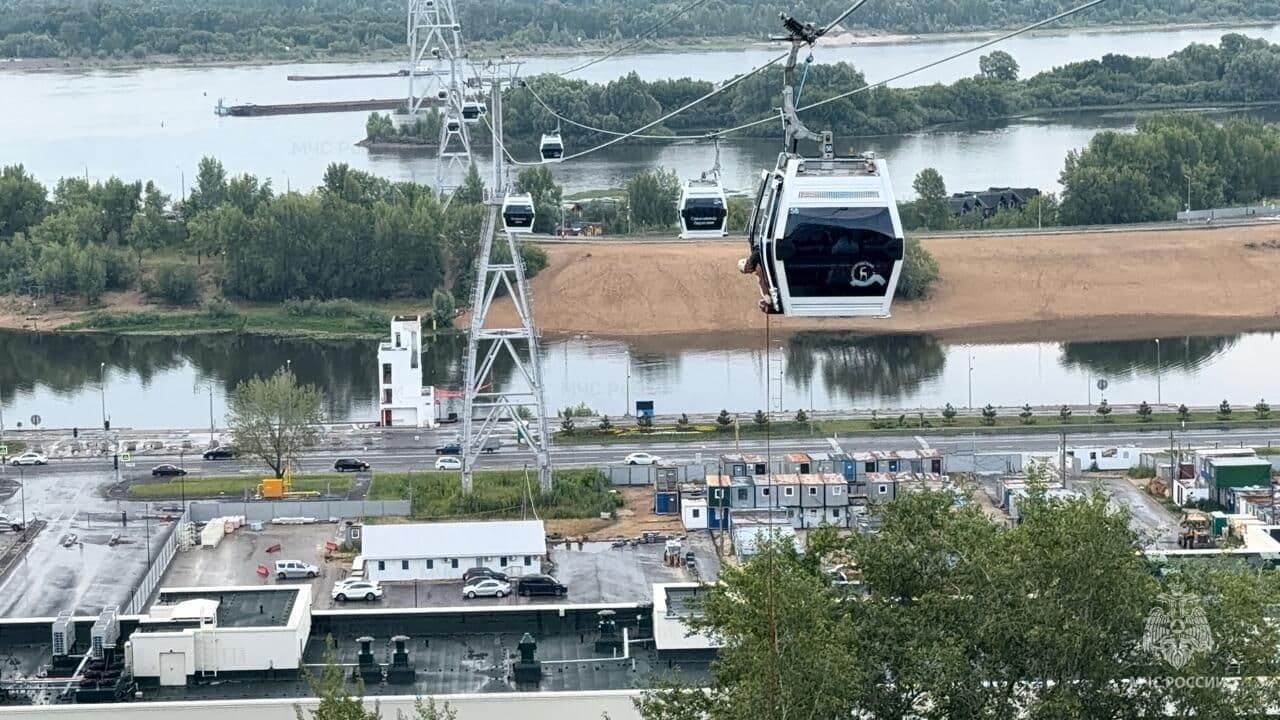 В Нижнем Новгороде канатная дорога, где застряли люди, временно не работает