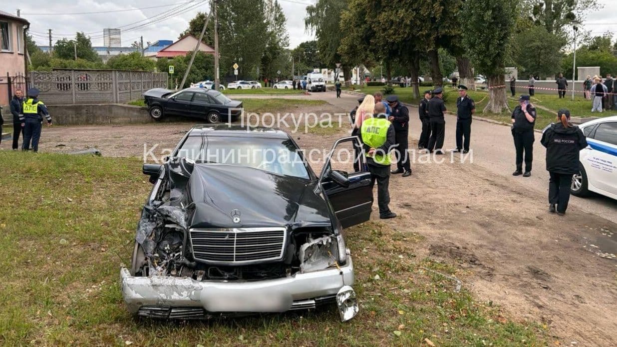 Пьяный водитель в Калининграде сбил на тротуаре женщину с детьми