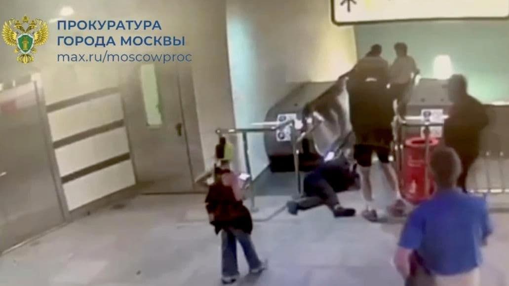 В московском метро мужчина толкнул на пол женщину-контролера