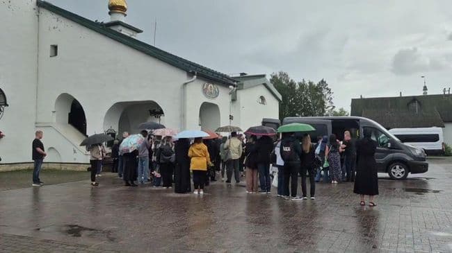 В Колпино простились с девочкой, убитой в Ленинградской области