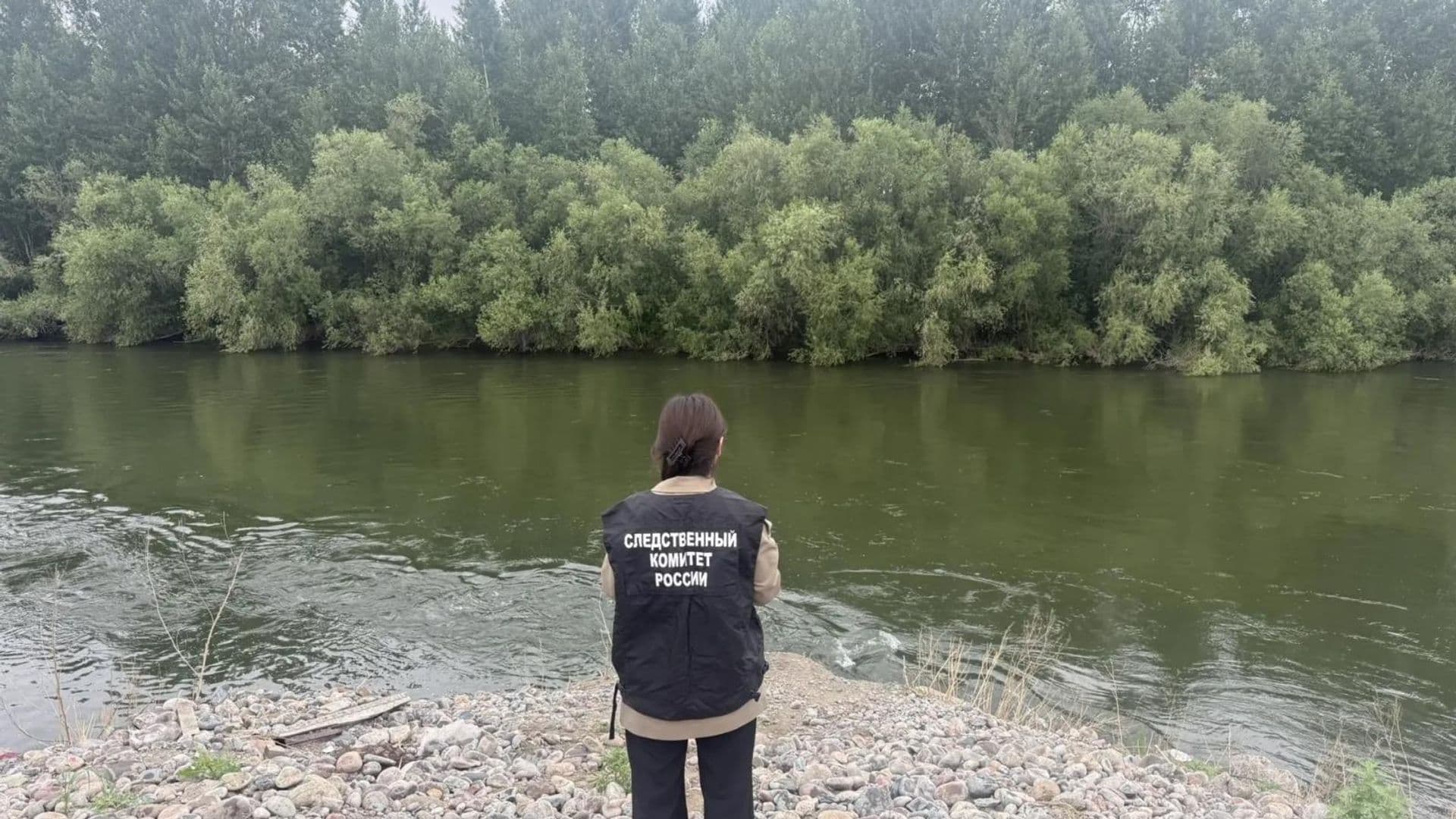 В Туве при поиске девочек на берегу реки нашли еще один тапок