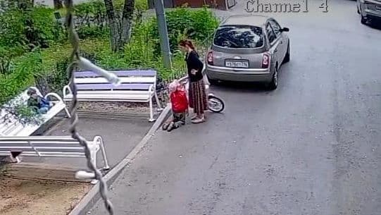 В Москве мать заставила сына встать на колени и целовать ей ноги