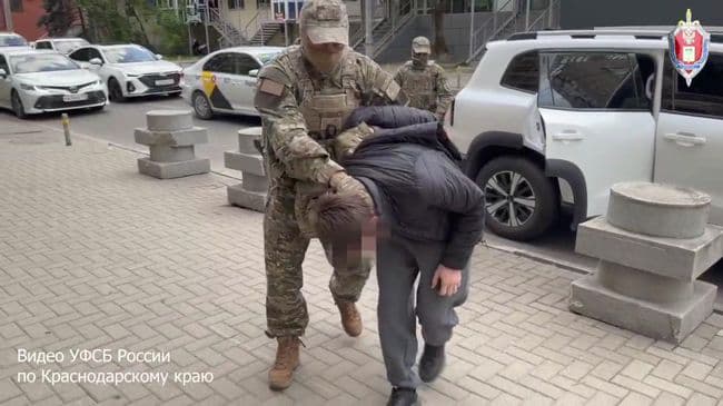 ФСБ показала кадры задержания жителя Геленджика, сотрудничавшего с СБУ
