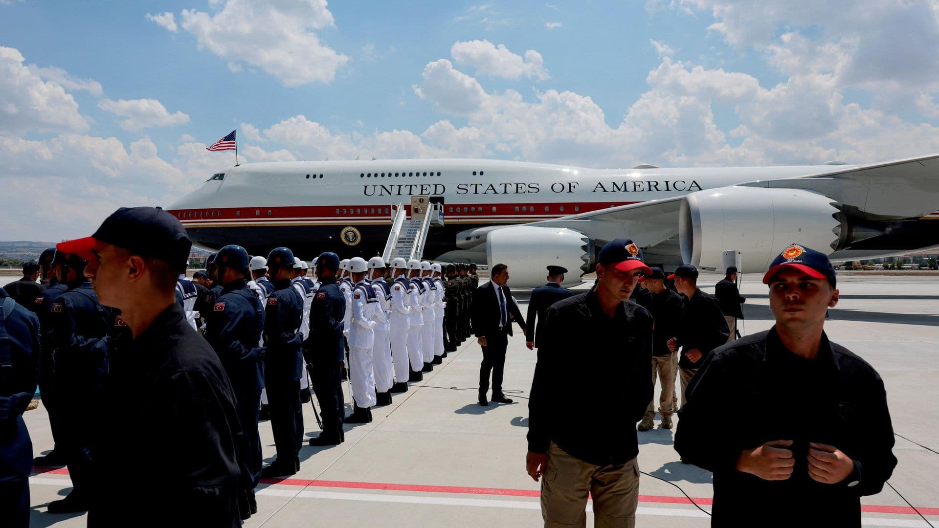 Самолет Трампа приземлился в Анкаре