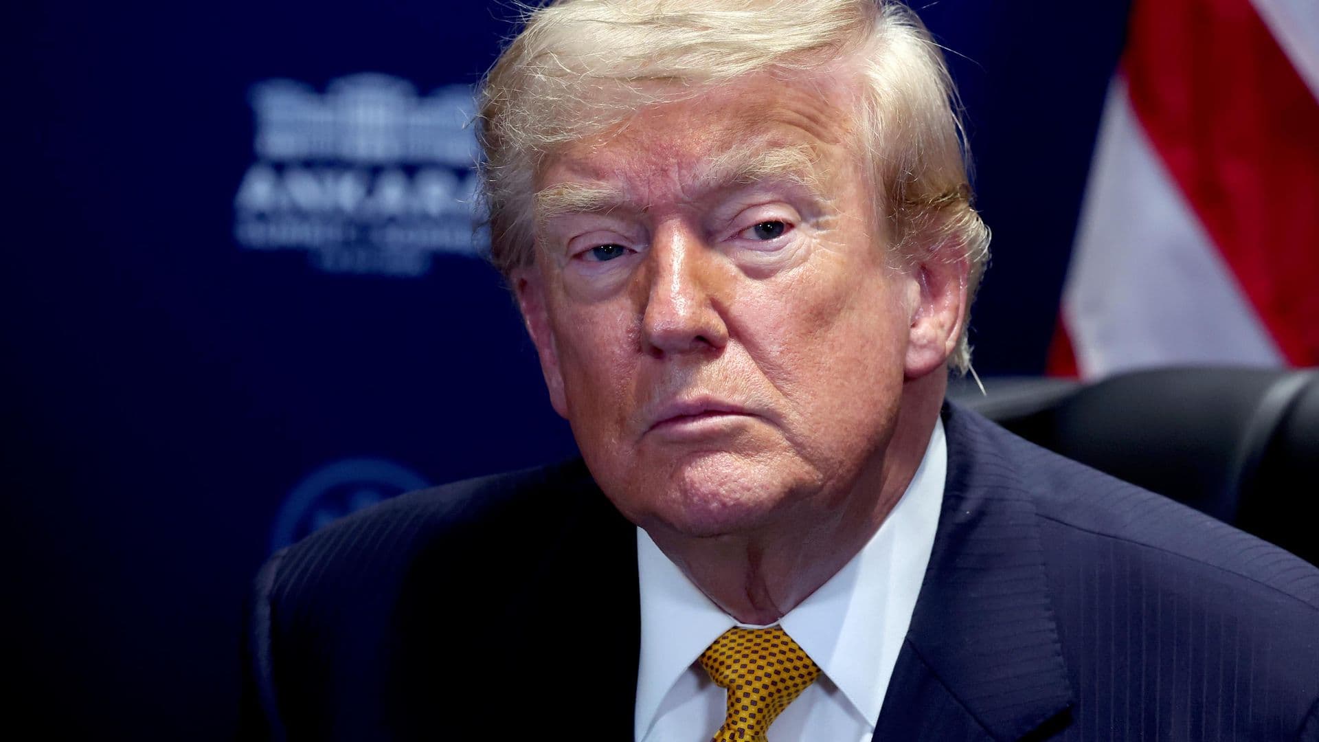 Трамп попросил главу Минфина США прекратить торговлю с Испанией