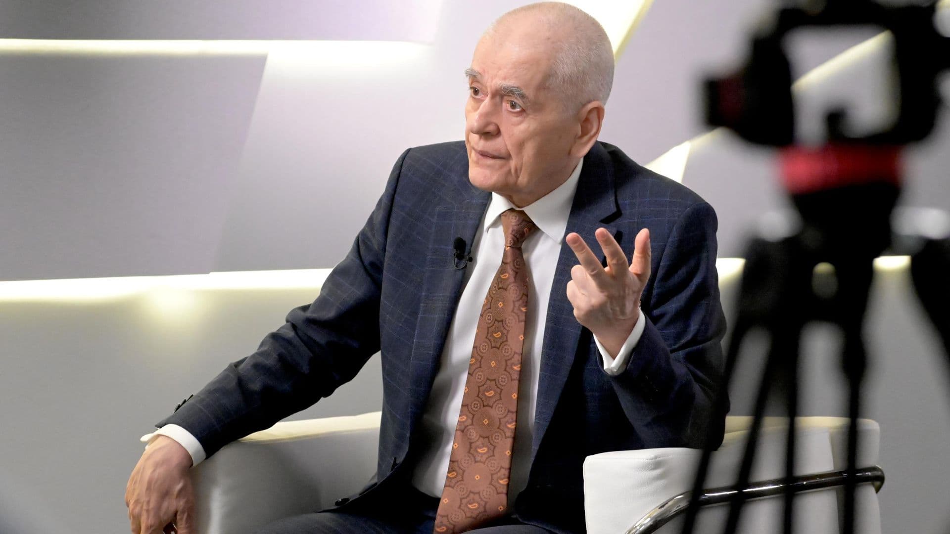 Онищенко призвал не думать о переходе на четырехдневную рабочую неделю