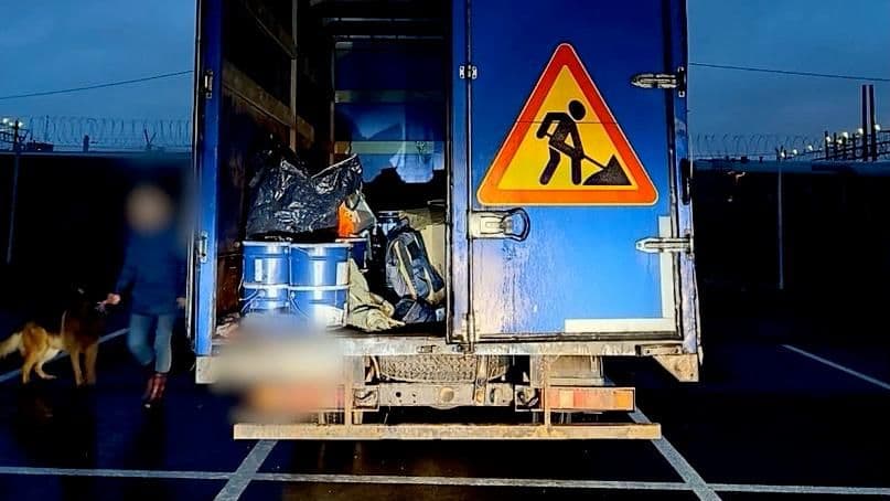 В Ленинградской области наркокурьеры маскировались под дорожных рабочих
