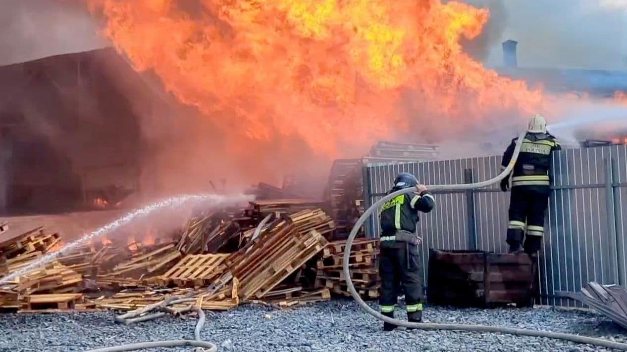 В Батайске локализовали пожар на площади 1500 квадратных метров
