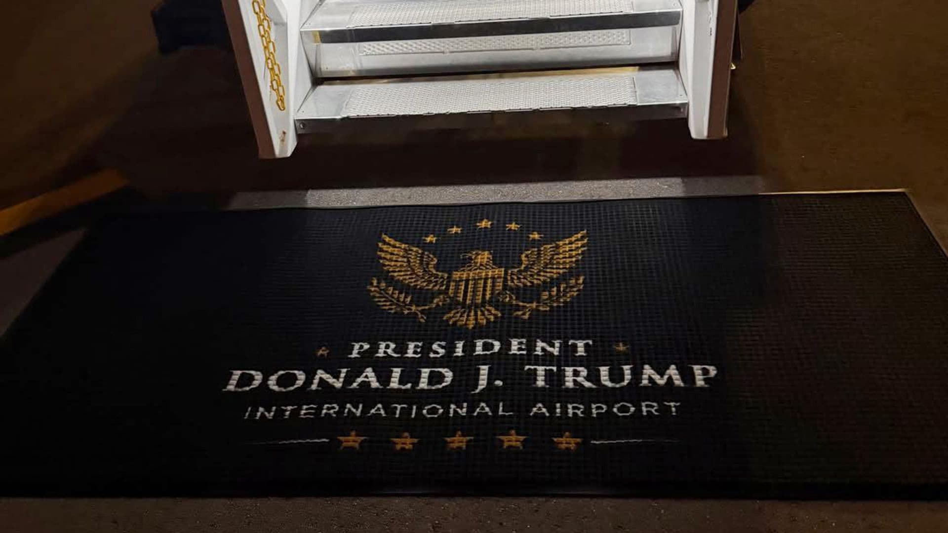 United Airlines меняет билеты не желающим лететь в аэропорт имени Трампа