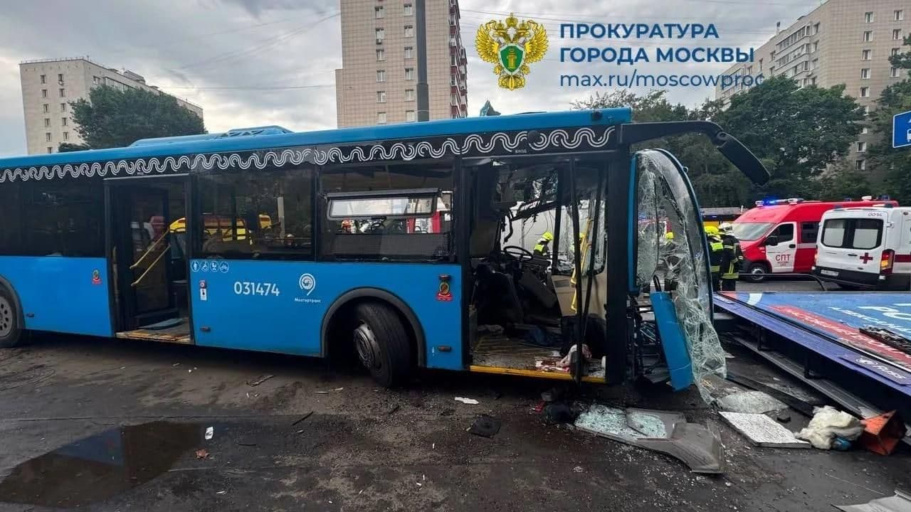 Очевидец рассказал, как помогали пассажирам автобуса после ДТП в Москве