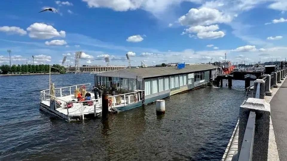 В Петербурге частично затопило плавучий ресторан