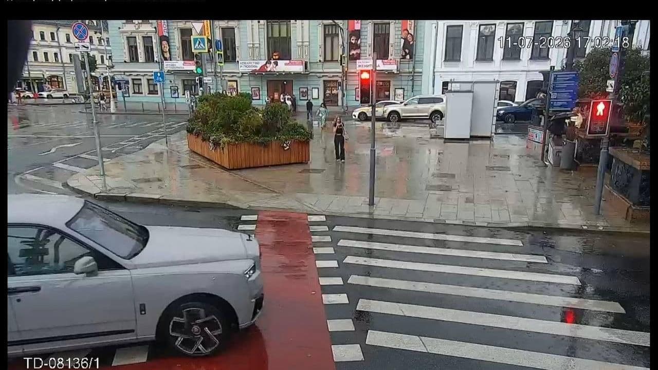 Скопившаяся на Трубной площади в Москве вода ушла в ливневку