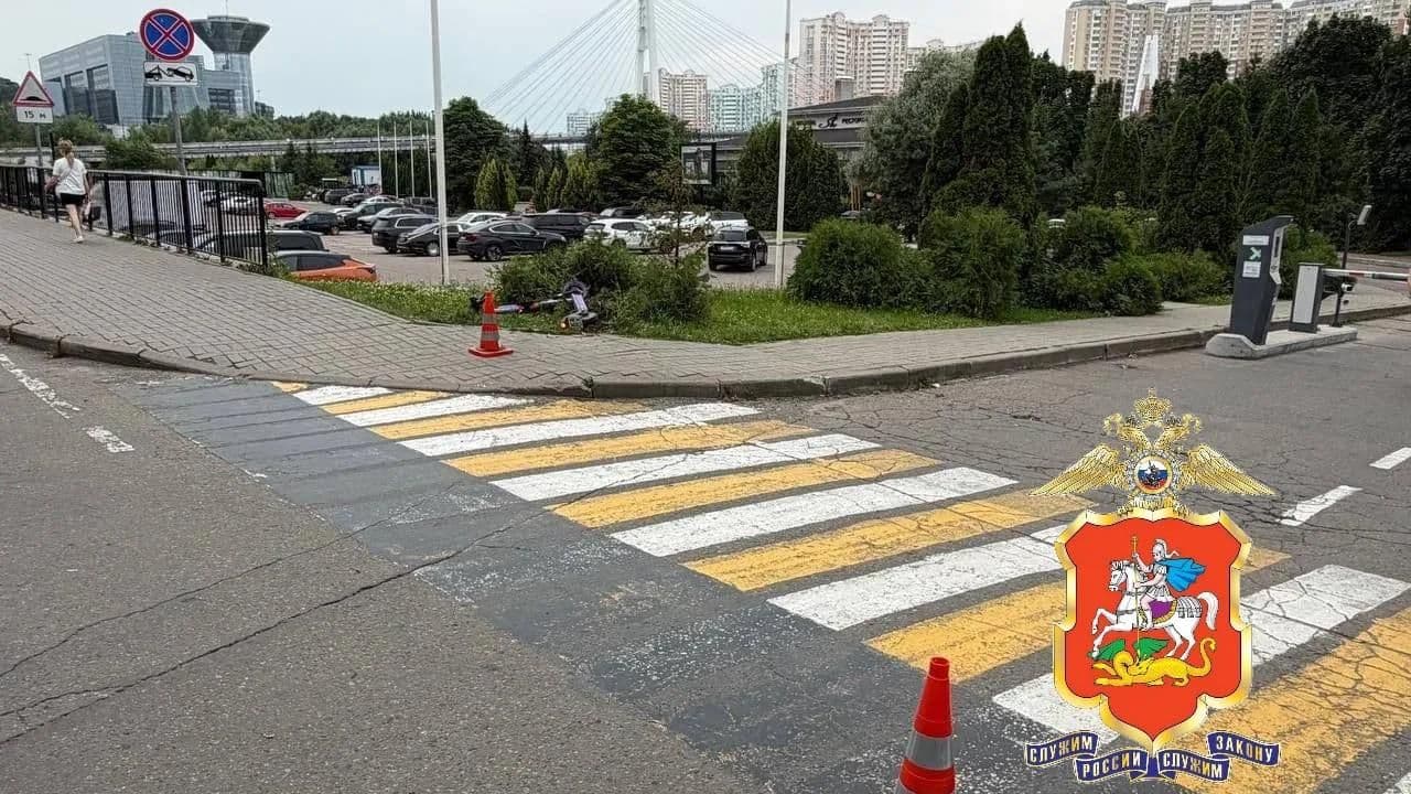 В Подмосковье автомобиль наехал на трех человек