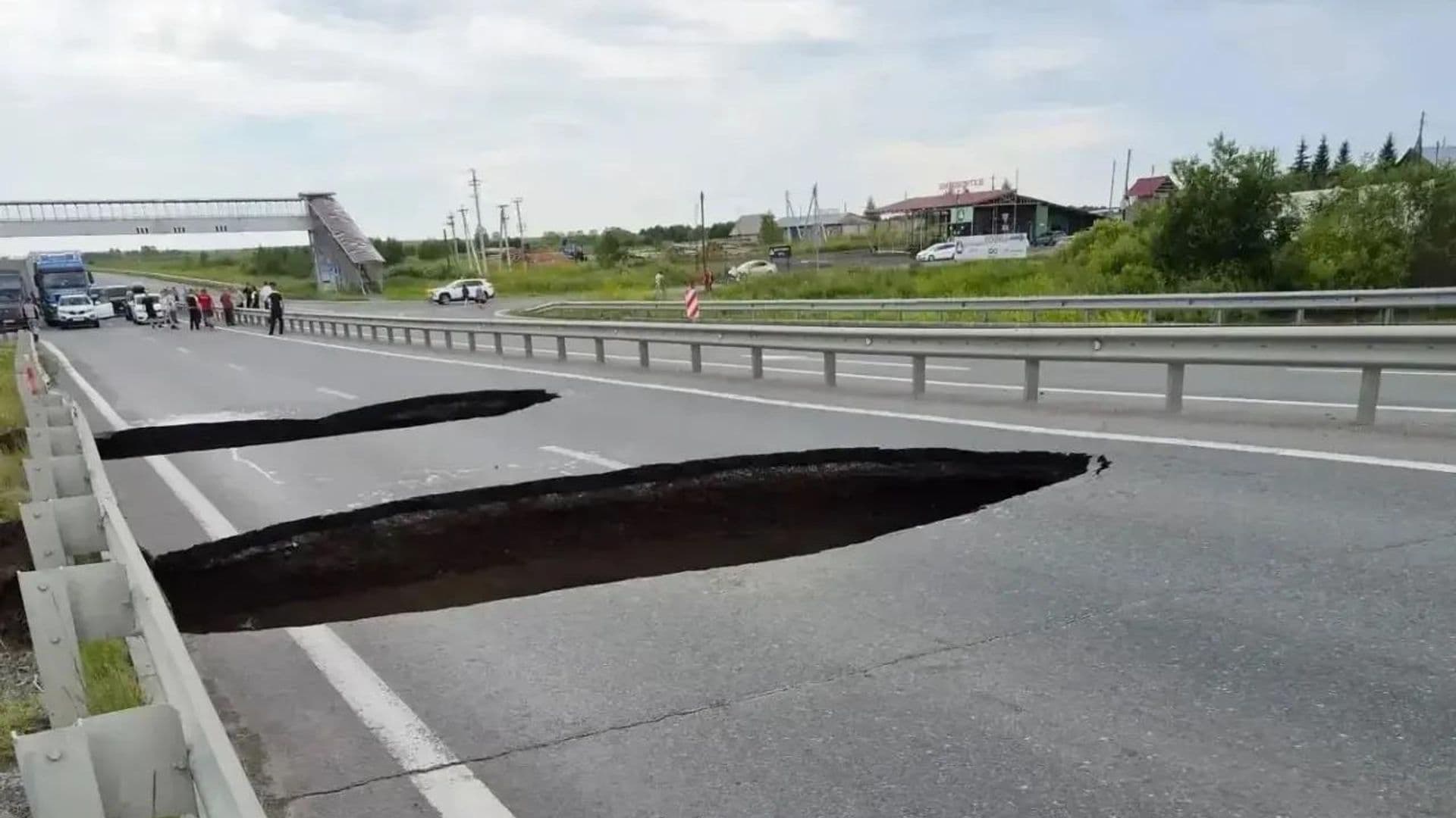 На перекрытой трассе на Урале провалилось дорожное полотно